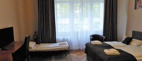 Chambre Quadruple, salle de bains privée | Bureau, fer et planche à repasser, lits bébé (en supplément)