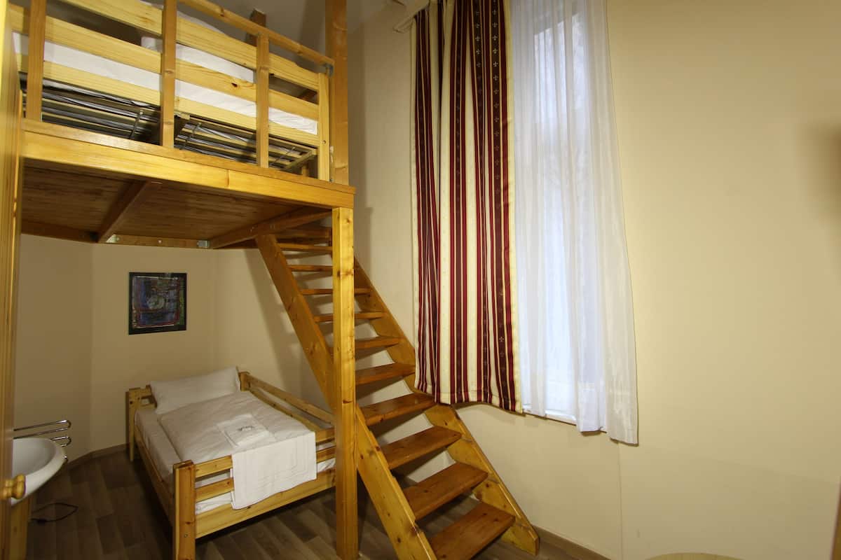 Tweepersoonskamer, gedeelde badkamer | Een bureau, een strijkplank/strijkijzer, babybedden, extra bedden