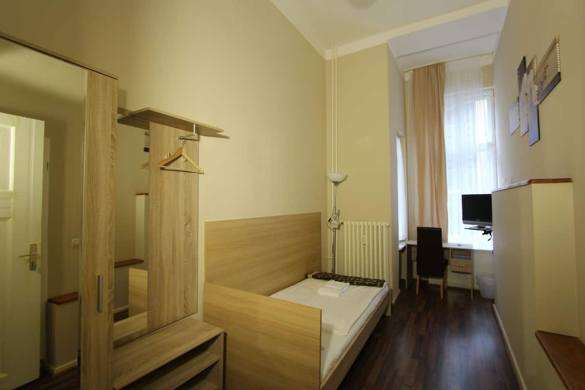 Een bureau, een strijkplank/strijkijzer, babybedden, extra bedden