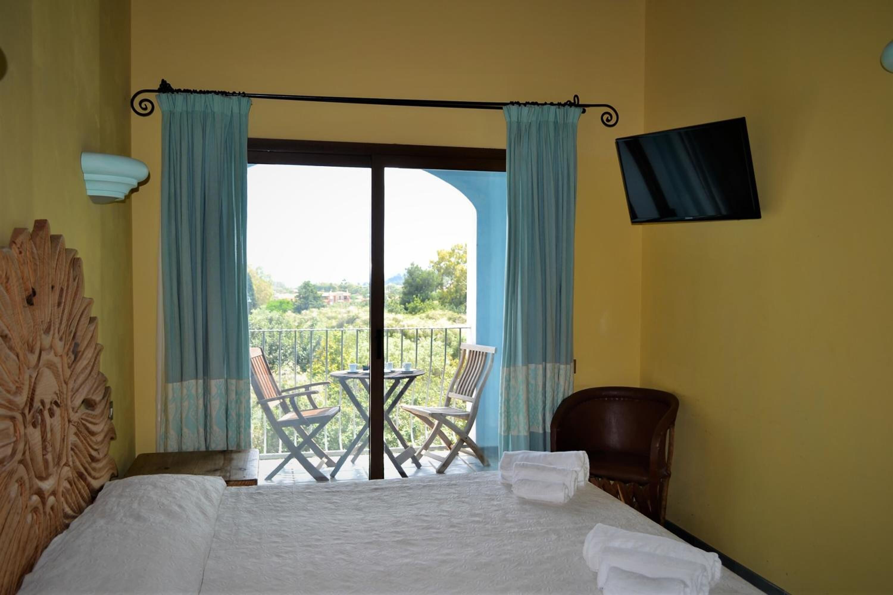 Minibar, coffres-forts dans les chambres, bureau, Wi-Fi gratuit