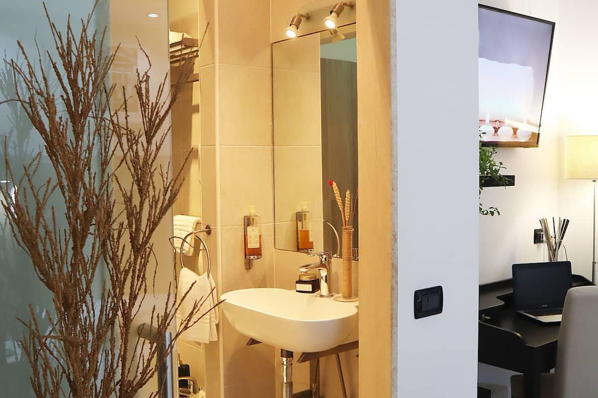 business single room | bathroom | hair dryer, towels, soap, toilet paper