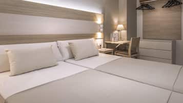 Pillowtop-bedden, een bureau, verduisterende gordijnen, gratis wifi