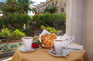 Free daily buffet breakfast