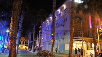 Facciata della struttura - sera/notte