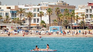 A beachside hotel with multiple floors, palm trees, and a clear view of the sea. - Hotel Miramar Valencia (Valencia)