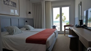 Superior Twin Room, Sea View | Down comforters, minibar, in-room safe, individually decorated - Hotel Miramar Valencia (Valencia)