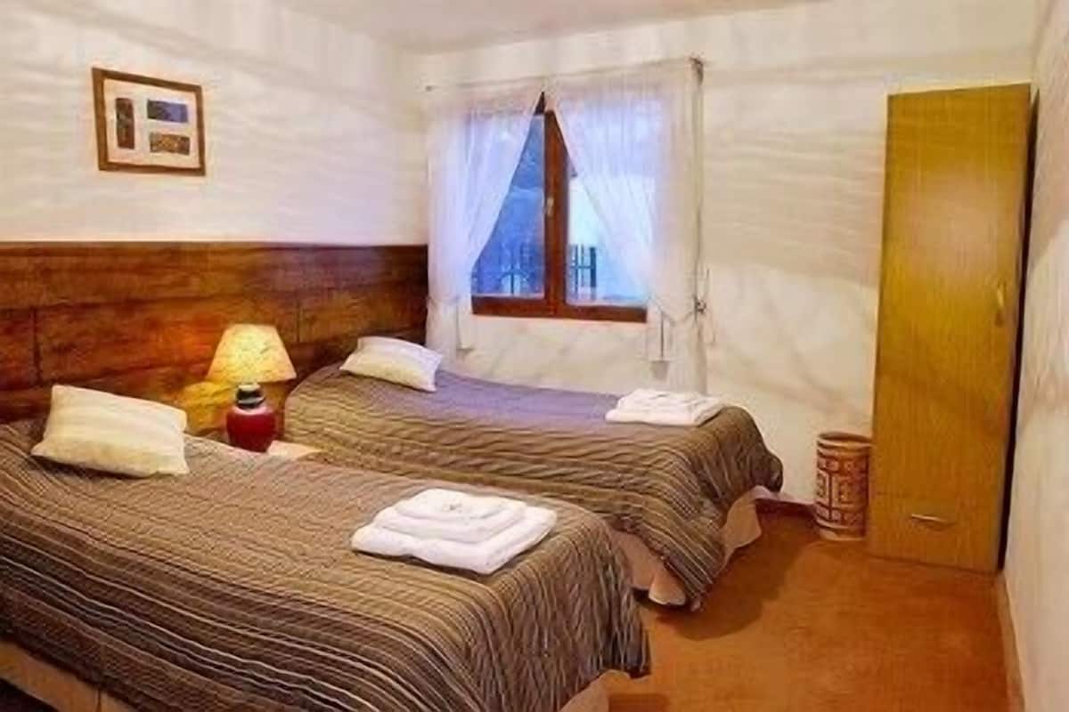 Doppel- oder Zweibettzimmer, eigenes Bad | Zimmersafe, Zustellbetten, kostenloses WLAN, Bettwäsche
