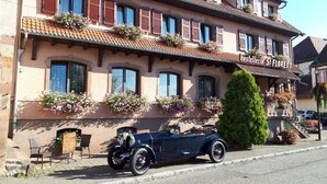 A historic building with a sign reading "Hostellerie St Florent". - Hostellerie Saint Florent (Oberhaslach)