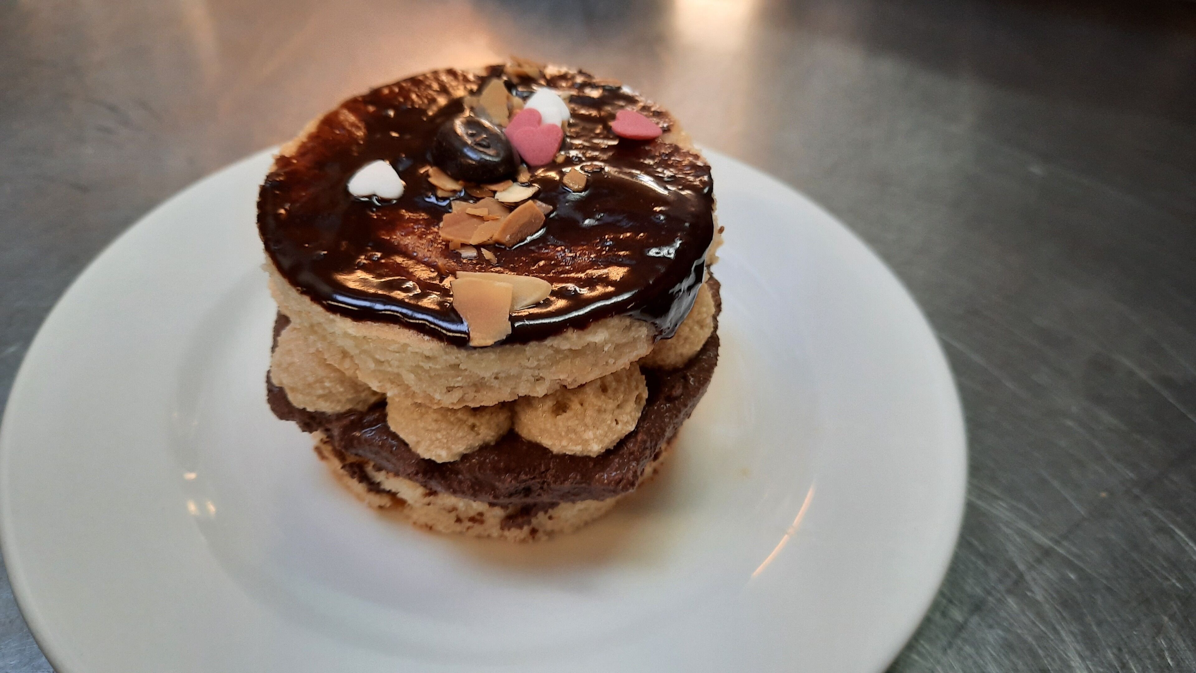 Un postre sobre un plato blanco.
