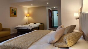 A hotel room with a large bed, a smaller bed, a chair, and a painting on the wall. - Hostellerie Saint Florent (Oberhaslach)