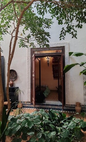 Setrika/meja setrika, tempat tidur bayi, dan seprai linen
