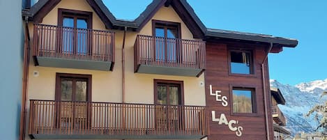 Vista frontal de la propiedad