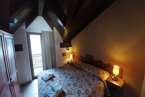 Apartamento superior, 1 quarto | Cofres nos quartos, berços (sobretaxa), Wi-Fi de cortesia, roupa de cama