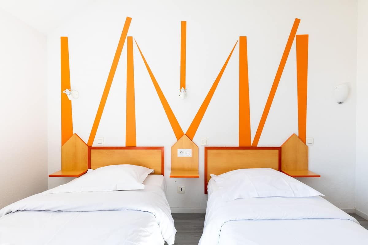 Superior Twin kamer | Een kluis op de kamer, een bureau, geluiddichte muren