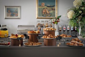 Bữa sáng buffet hàng ngày với phụ phí nhỏ 