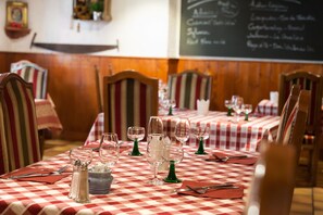 Breakfast and dinner served, local cuisine - Hotel Restaurant Saint Nicolas (Riquewihr)