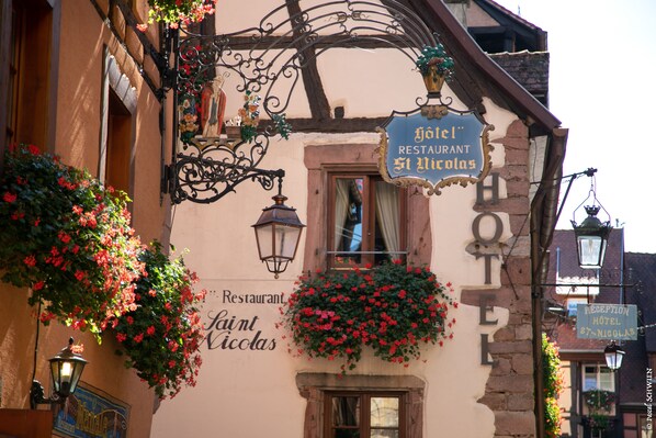 Front of property - Hotel Restaurant Saint Nicolas (Riquewihr)