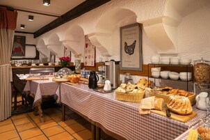 Café da manhã com buffet todos os dias (EUR 15 por pessoa) 