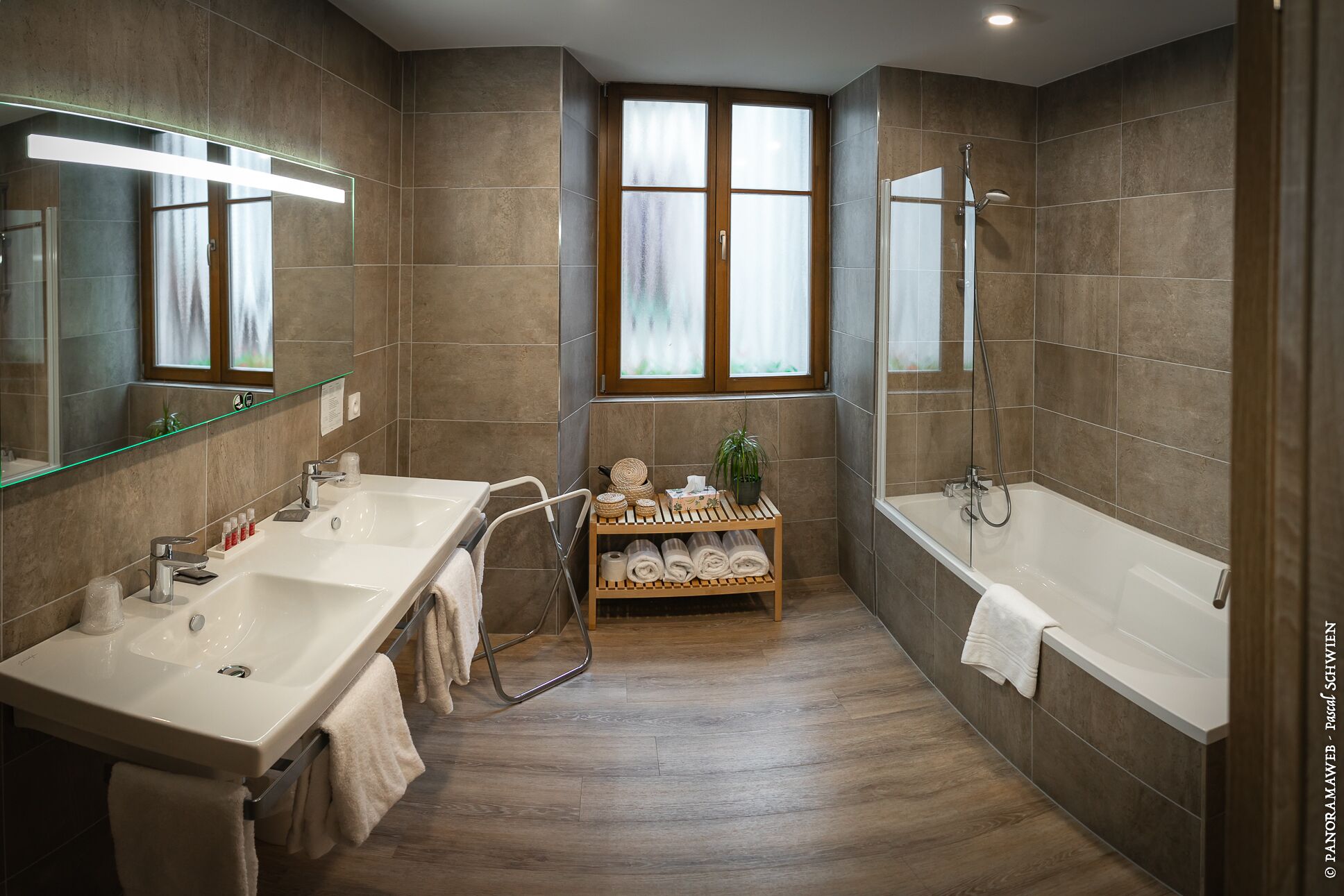 family suite, non smoking, bathtub | bathroom | free toiletries, hair dryer, towels, soap