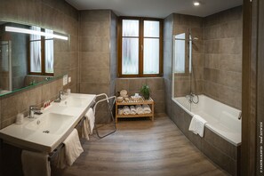 Suite familiare, non fumatori, vasca da bagno | Bagno | Set di cortesia gratuito, asciugacapelli, asciugamani, sapone