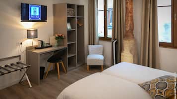 Family Suite, Non Smoking, Bathtub | Individually decorated, individually furnished, free WiFi, bed sheets