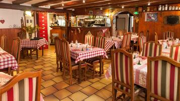 Frühstück und Abendessen, lokale Küche