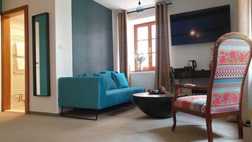 Deluxe-Zimmer | Wohnbereich | Flachbildfernseher