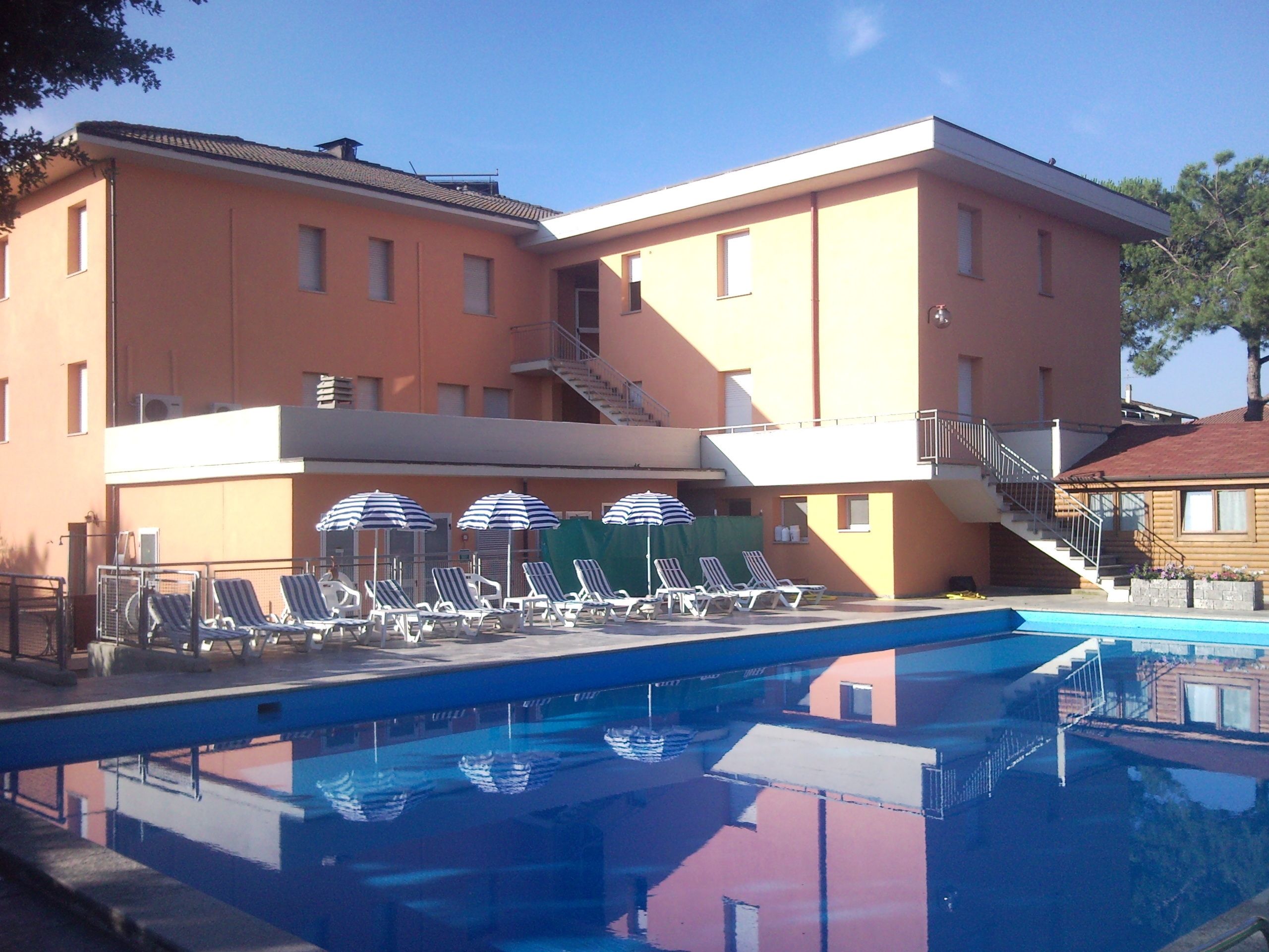 outdoor pool, pool loungers