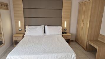 Chambre Double | Coffres-forts dans les chambres, bureau, lits pliants/supplémentaires