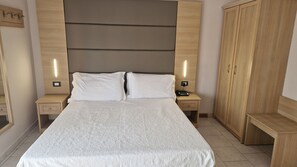 Chambre double | Coffre-fort, bureau, lit d’appoint (supplément), accès au Wi-Fi (inclus)