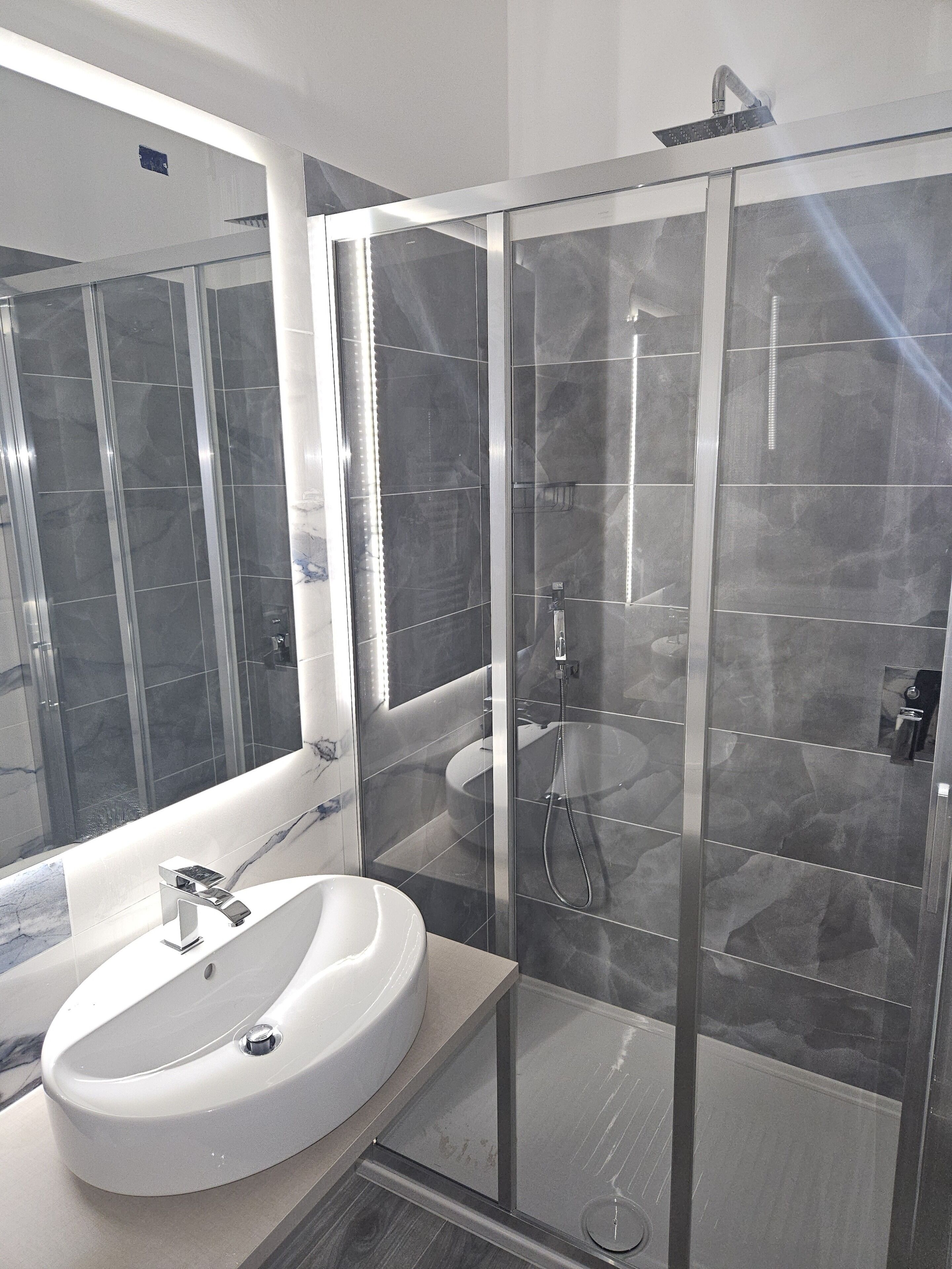 double room | bathroom | free toiletries, hair dryer, bidet, towels