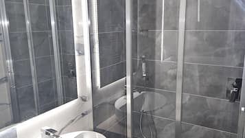 Double Room | Bathroom | Free toiletries, hair dryer, bidet, towels