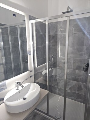 Double Room | Bathroom | Free toiletries, hair dryer, bidet, towels - Trasimeno (Castiglione del Lago)