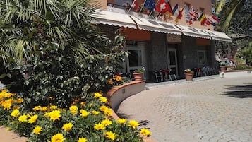 Vista frontal de la propiedad
