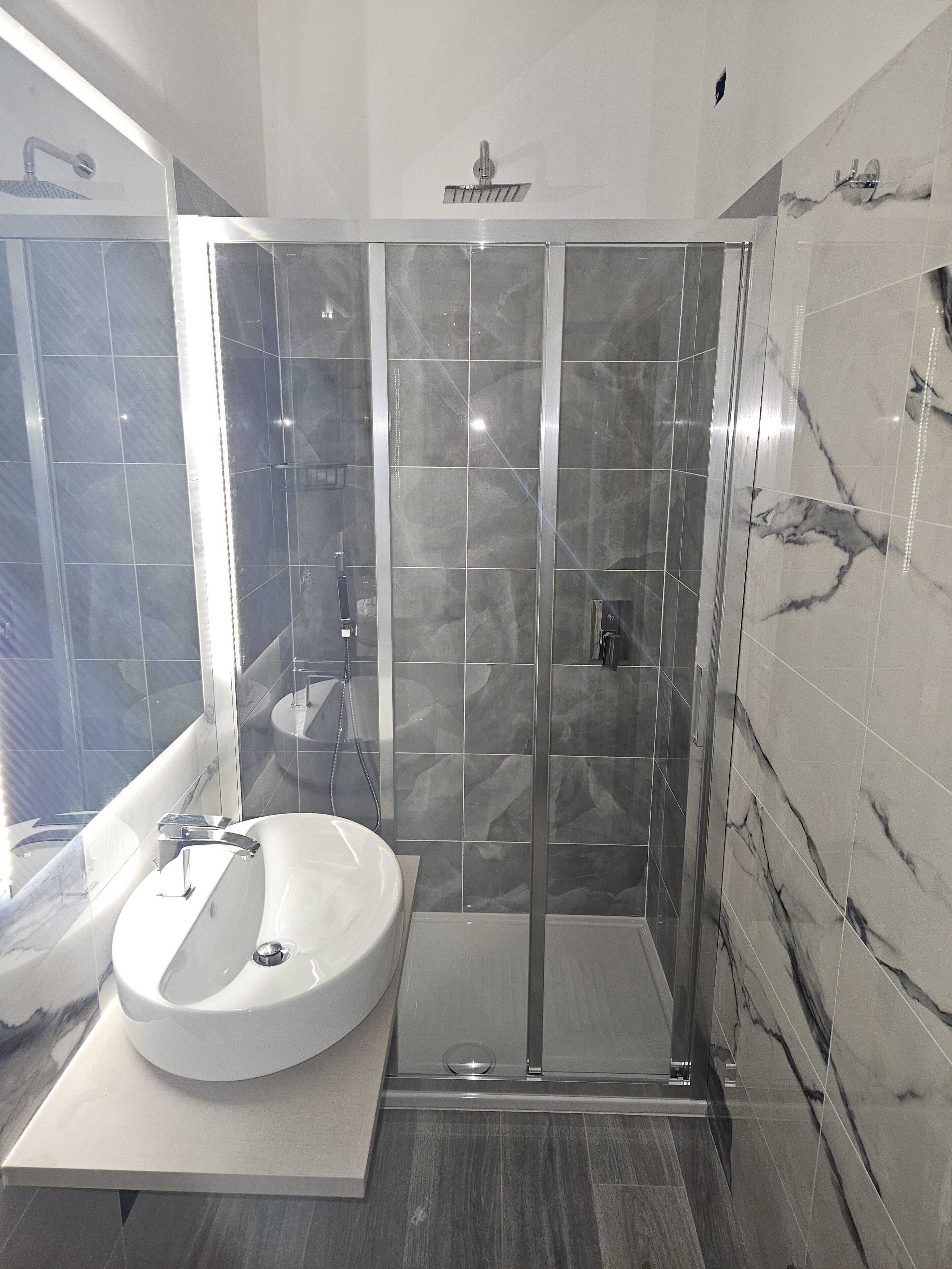 triple room | bathroom | free toiletries, hair dryer, bidet, towels