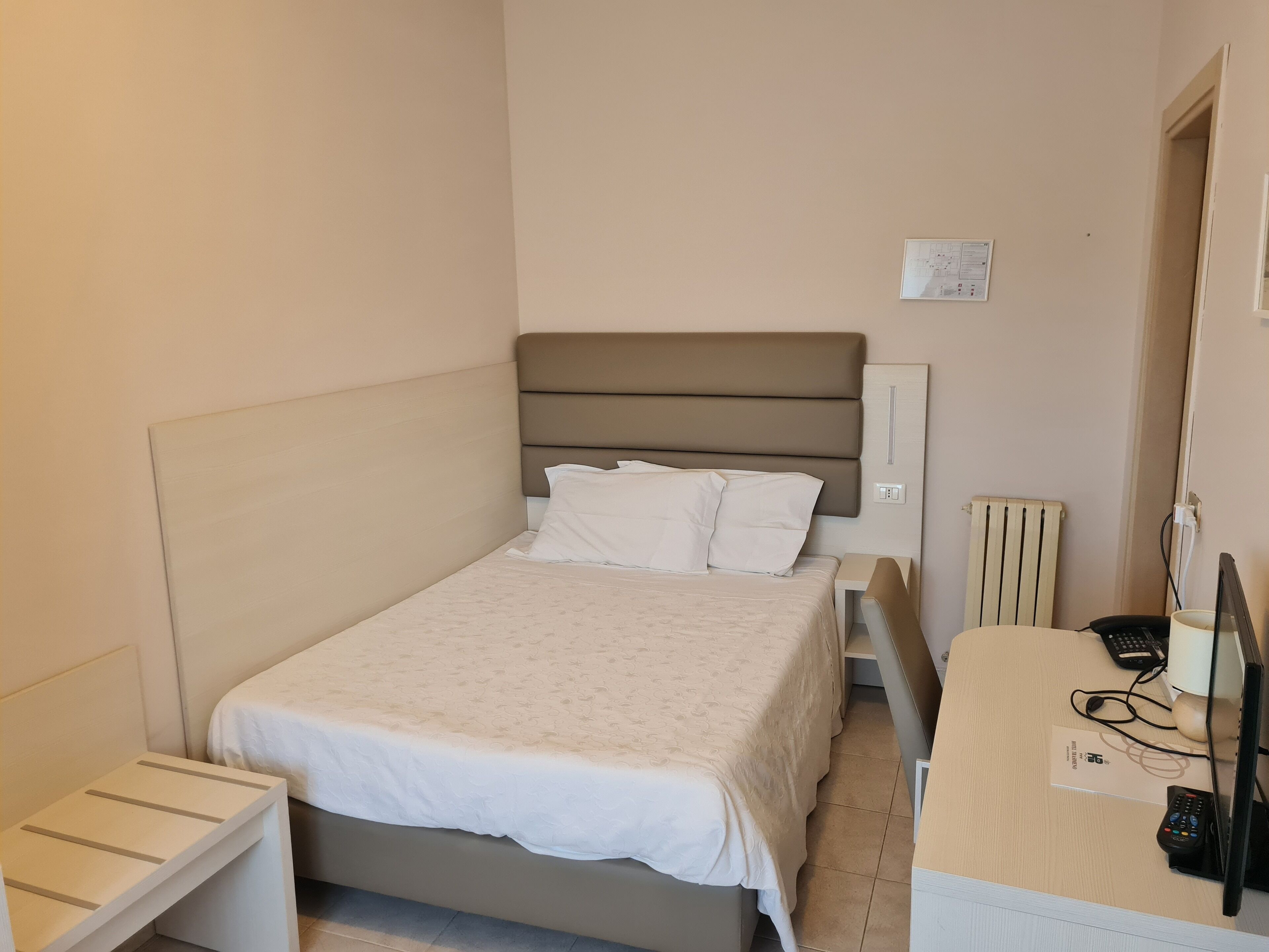 single room | in-room safe, desk, rollaway beds, free wifi