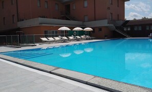 Piscine extérieure, chaises longues