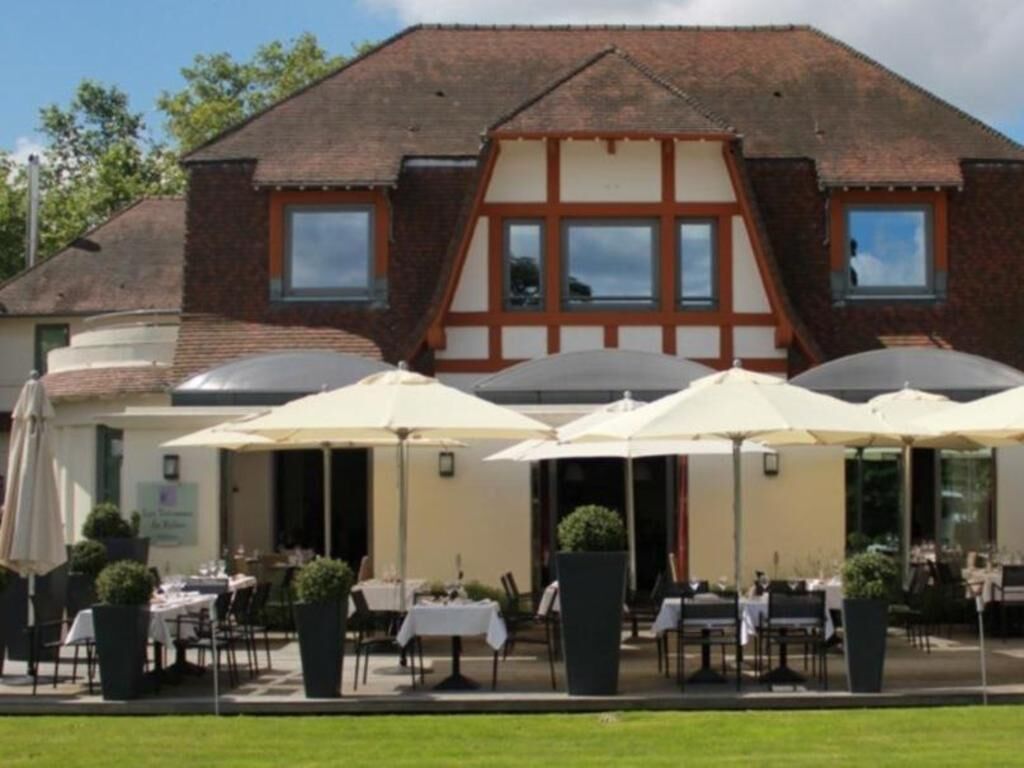 Outdoor dining | Breakfast, lunch, dinner and brunch served 