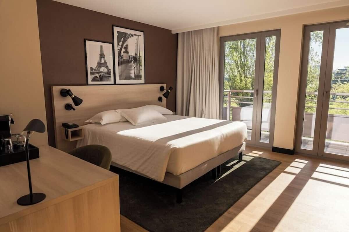 Premium bedding, free minibar, in-room safe, desk