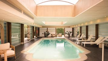 Indendørs pool, åben fra kl. 08.00 til kl. 20.00, liggestole