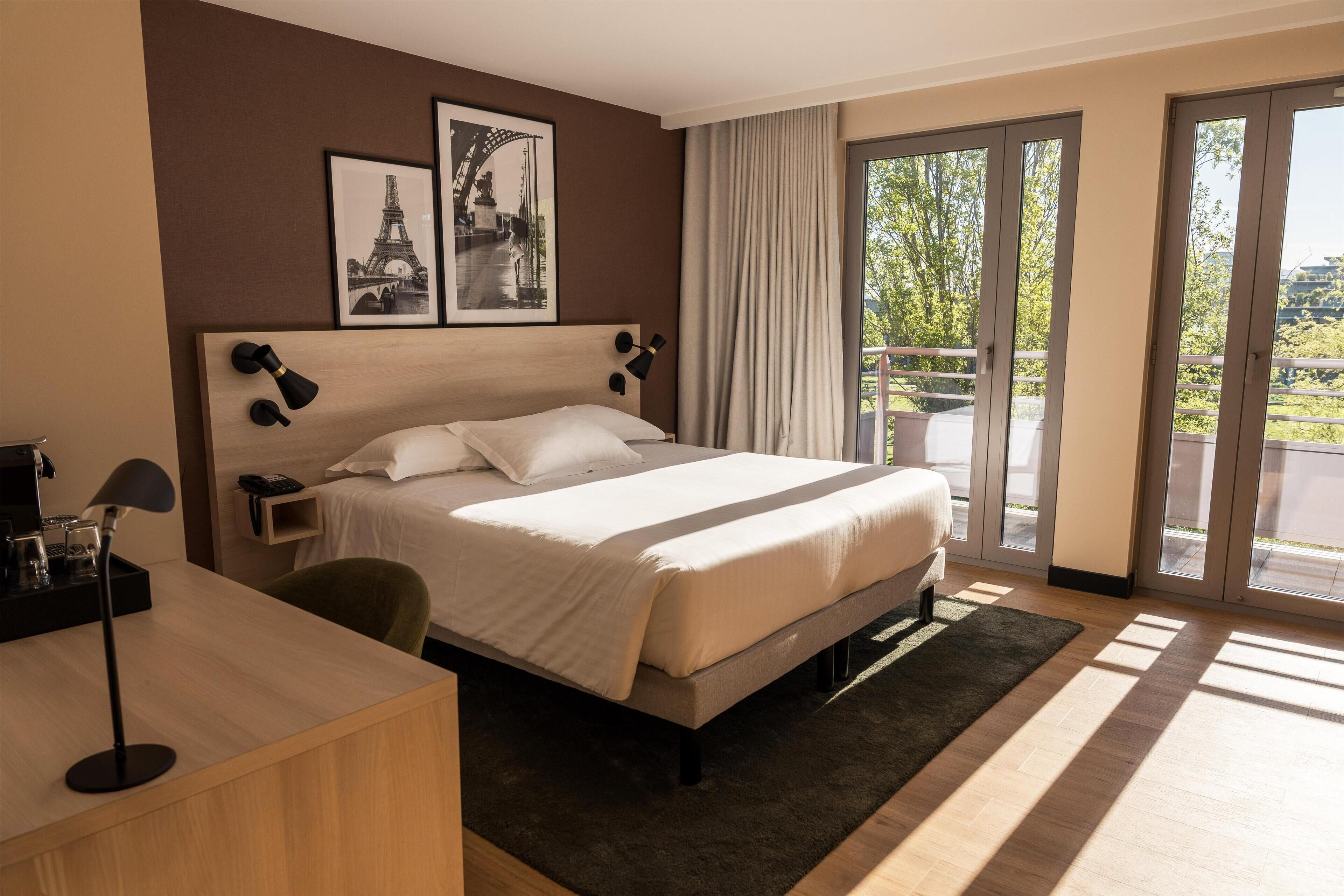 Premium bedding, free minibar, in-room safe, desk