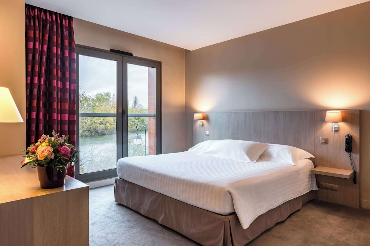 standard room | in-room safe, desk, soundproofing, iron/ironing board