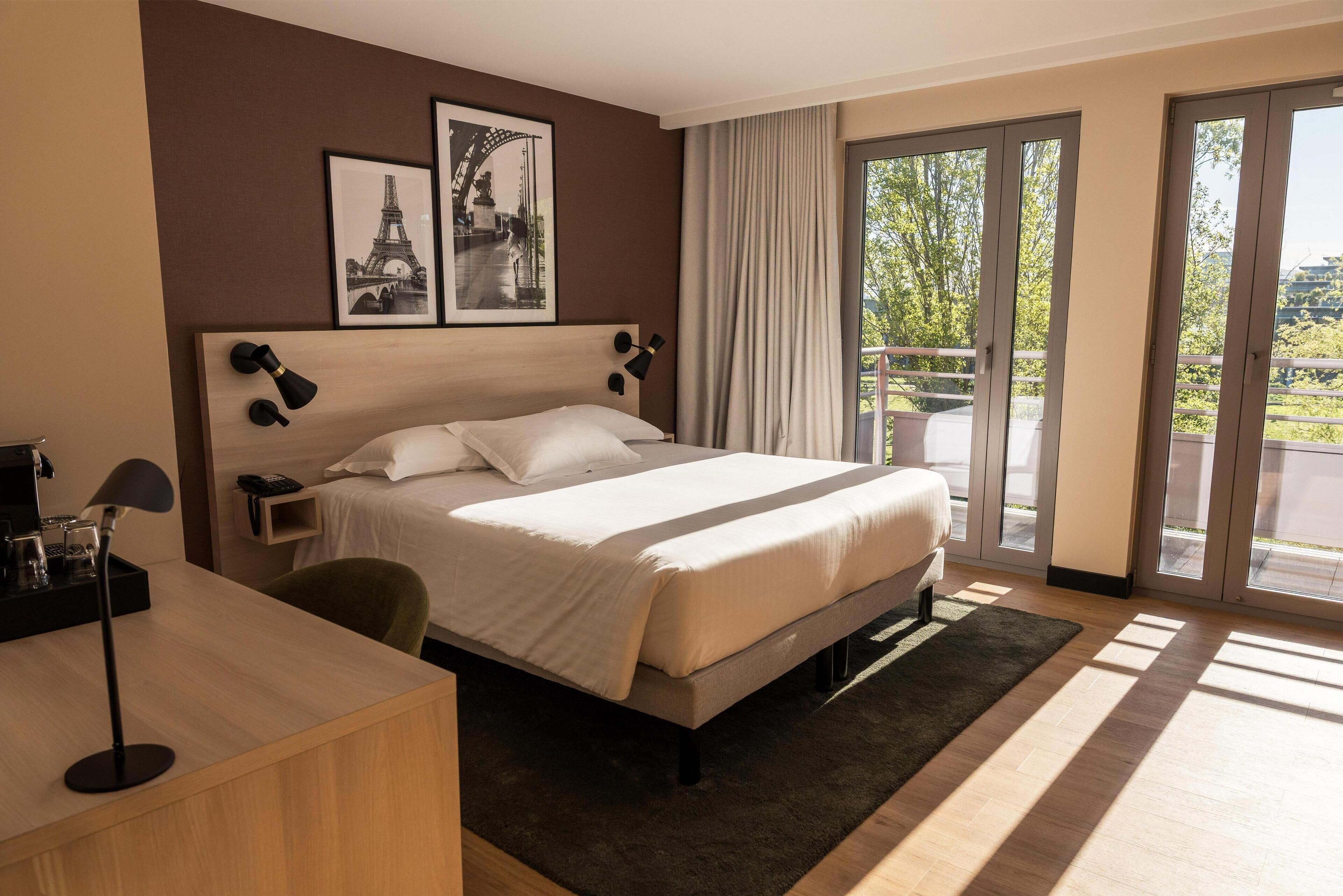 Premium bedding, free minibar, in-room safe, desk