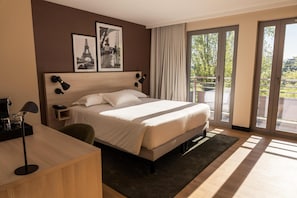 Peralatan tempat tidur premium, bar mini percuma, peti besi dalam bilik 