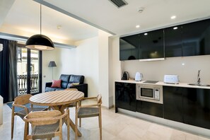 Superior Apartment | Living area | Plasma TV - Hotel Limonaia (Barcelona)