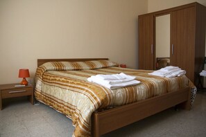 Desk, rollaway beds, free WiFi - Rosso Vulcano Bed & Breakfast (Nicolosi)