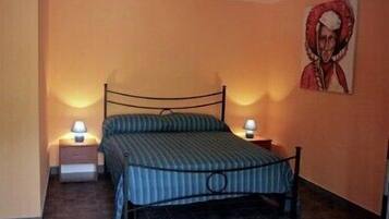 Escrivaninha, camas extras/dobráveis (sobretaxa), Wi-Fi de cortesia