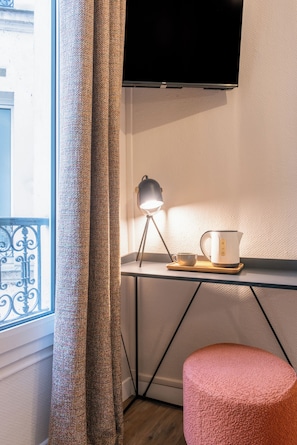 Business Single Room | Hypo-allergenic bedding, minibar, in-room safe, individually furnished