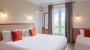 Una habitación de hotel con una cama grande, dos mesitas de noche, una ventana con cortinas y luces fijadas a la pared.
