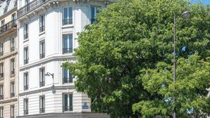 Un hotel de varios pisos con un estilo arquitectónico clásico, con balcones y ventanas amplias.